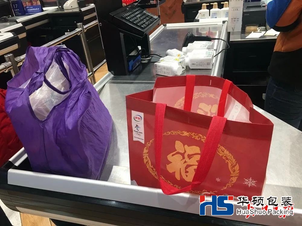 小推车、无纺布袋……在商超，过半顾客自带购物装备